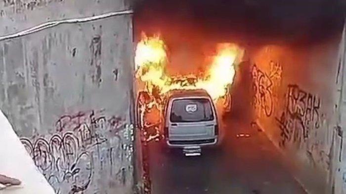 Mobil Terbakar Di Underpass Besole Purworejo,penumpang Berhasil Selamat