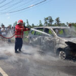 Mobil Xenia Hangus Terbakar Di Banyuwangi