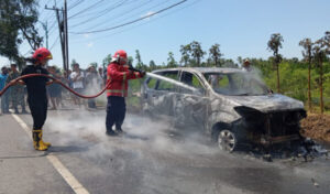 Tragis! Mobil Xenia Hangus Terbakar di Banyuwangi