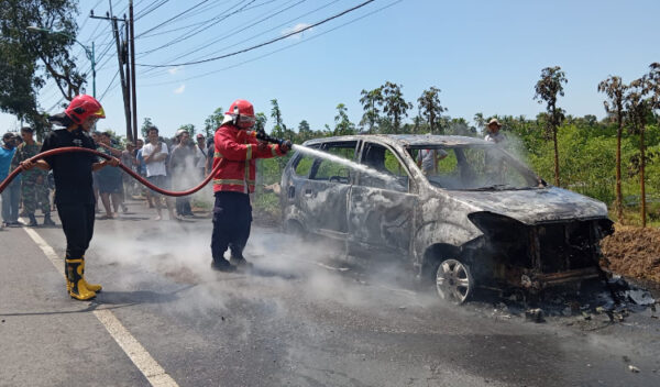 Mobil Xenia Hangus Terbakar Di Banyuwangi