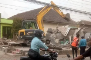 Puluhan Bangunan di Tepi Jalan Lasem-Sale Rembang Dibongkar, Bagaimana dengan Nasib PKL?