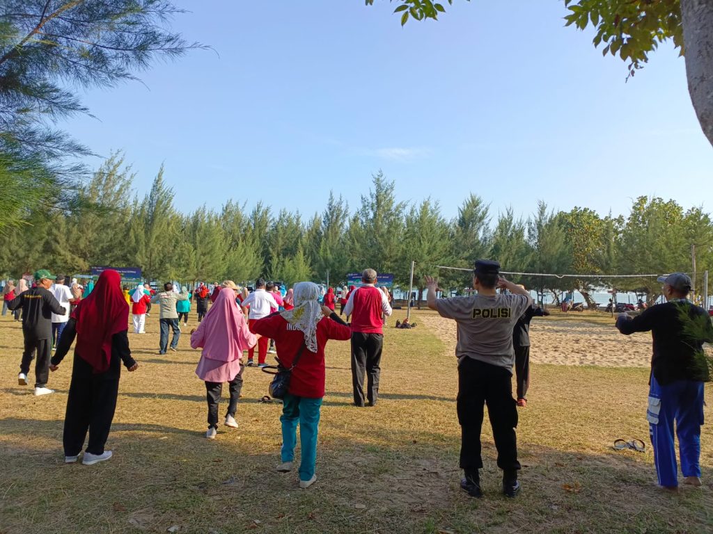 Olah raga bersama dalam rangka gerakan masyarakat hidup sehat dan