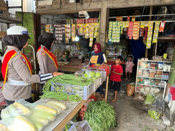 Ops Mantap Praja Candi, Polwan Sambangi Pasar Jepara Sosialisasi Pilkada