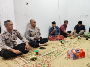 Pagar Sosial Seduluran Saklawase: Warga RT Berinteraksi dengan Sat Binmas Polres Sukoharjo