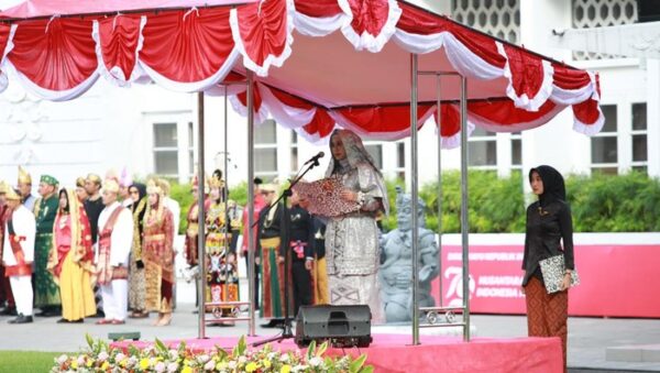 Parade Busana Adat Nusantara Meriahkan Peringatan Kemerdekaan Ri Di Banyuwangi