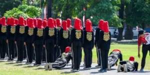 Paskibraka Banyuwangi Bentuk Formasi Pengibaran dan Penurunan Bendera dengan Disiplin Ketat