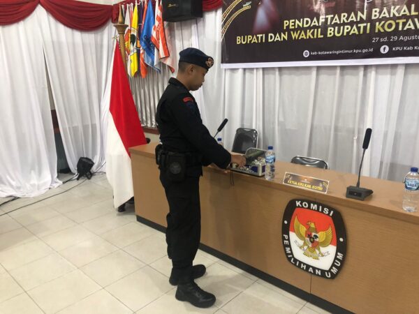 Pastikan Pendaftaran Paslon Berjalan Aman, Personel Gegana Satbrimob Polda Kalteng