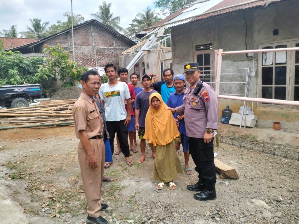 Polsek Sokaraja Polresta Banyumas Hadir Sumbangkan Material Dalam Bedah Rumah Warga