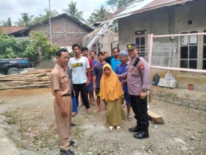 Polsek Sokaraja Polresta Banyumas Berikan Bantuan Material untuk Bedah Rumah Warga