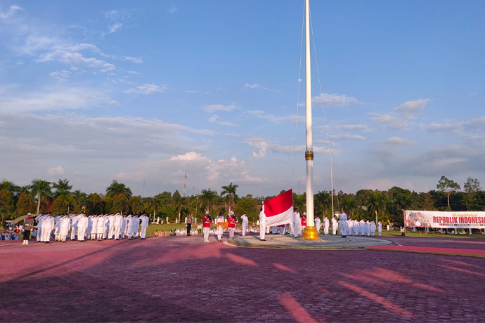 Pemkab Lamandau Gelar Upacara Penurunan Bendera Merah Putih Dengan Khidmat