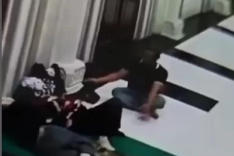 Pencurian Di Masjid Al Aliy Watugong: Tidur Di Serambi, Barang