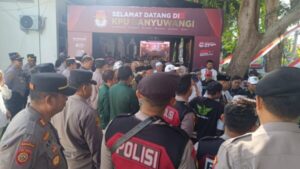 Pendekatan Humanis Polresta Banyuwangi Ciptakan Suasana Kondusif di KPU Saat Pendaftaran Paslon