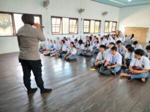 Pendidikan Keselamatan Langsung dari Polisi: Polwan Polres Lamandau Berbagi Ilmu di Sekolah