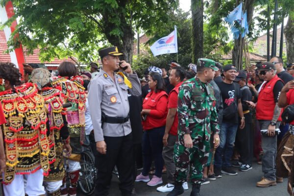 Pengamanan Diperketat, Polres Jembrana Kawal Ketat Pendaftaran Calon Bupati Di