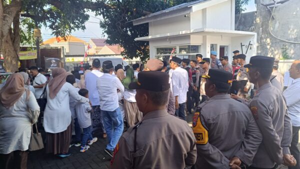 Pengamanan Humanis Polresta Banyuwangi Jaga Kpu Tetap Kondusif Selama Pendaftaran