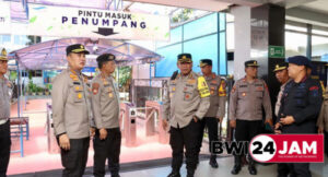 Persiapan KTT HLF-MSP dan IAF, Karo Ops Polda Jatim Bersama Kapolresta Banyuwangi Inspeksi Pelabuhan Ketapang