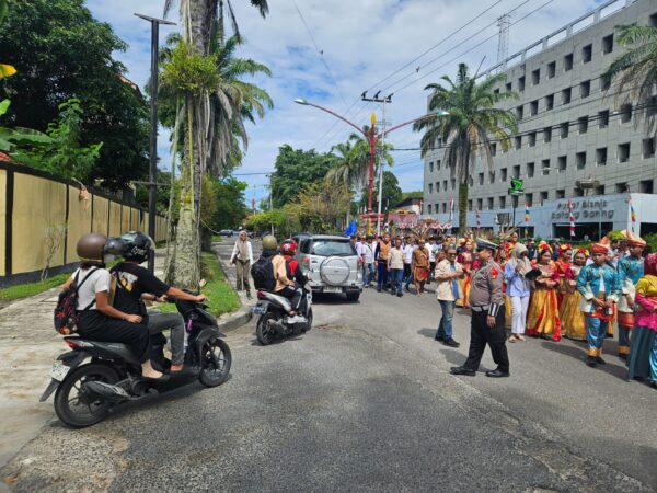 Pengawalan Ketat, Ditlantas Polda Kalteng Dampingi Iring Iringan Paslon Ke Kpu