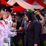 Pengukuhan Paskibraka Banyuwangi 2024: Momen Khidmat Cium Bendera Di Tengah