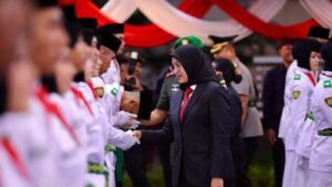 Penuh Haru, Anggota Paskibraka Banyuwangi 2024 Dikumandangkan Lagu Padamu Negeri Saat Cium Bendera