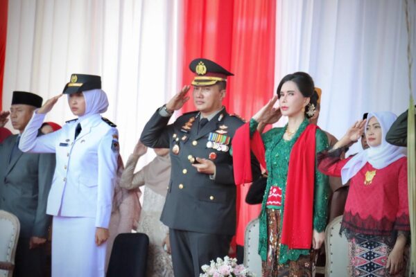 Penurunan Bendera Hut Ri Berlangsung Khidmat, Kapolresta Banyuwangi Hadir Bersama