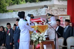 Kapolresta Banyuwangi dan Forkopimda Saksikan Penurunan Bendera HUT RI dengan Penuh Khidmat