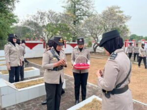 Peringatan HUT Polwan Ke-76 Tahun, Polwan Polres Jepara Lakukan Ziarah Hingga Tabur Bunga