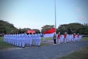 Kapolresta Banyuwangi dan Forkopimda Hadiri Penurunan Bendera Hari Kemerdekaan dengan Khidmat