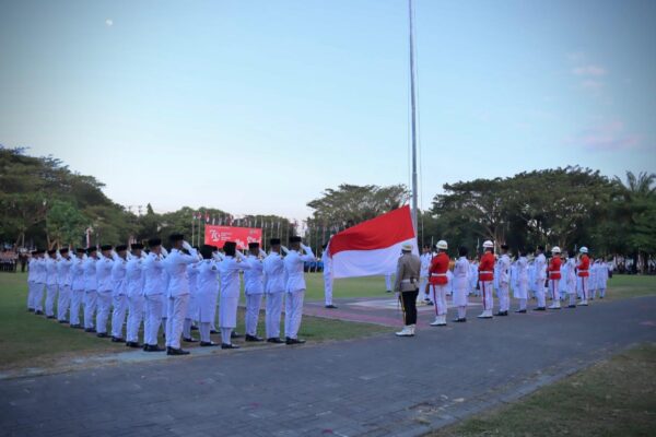 Peringatan Hari Kemerdekaan: Penurunan Bendera Berlangsung Khidmat, Dihadiri Kapolresta Banyuwangi