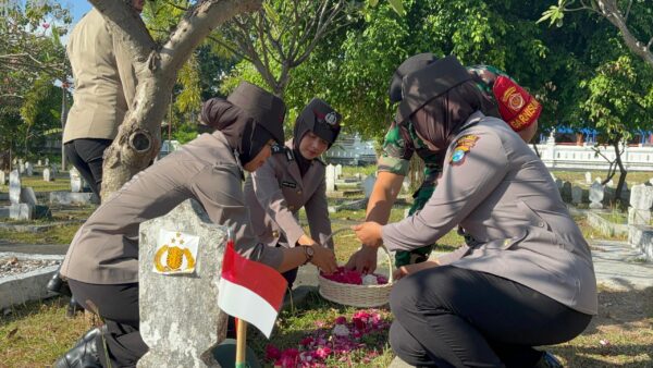 Peringati Hut Polwan Ke 76, Srikandi Blambangan Upacara Ziarah Dan Tabur