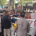 Personel Polresta Banyuwangi Amankan Kantor Kpu Dengan Pendekatan Humanis