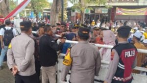 Personel Polresta Banyuwangi Amankan Kantor KPU dengan Pendekatan Humanis