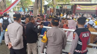 Personel Polresta Banyuwangi Amankan Kantor Kpu Dengan Pendekatan Humanis