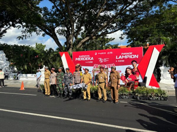 Personil Pengamanan Diterjunkan Dalam Karnaval Merdeka 2024 Di Banyuwangi Berlangsung