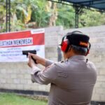 Personil Polresta Banyuwangi Lakukan Latihan Menembak Untuk Peningkatan Kemampuan