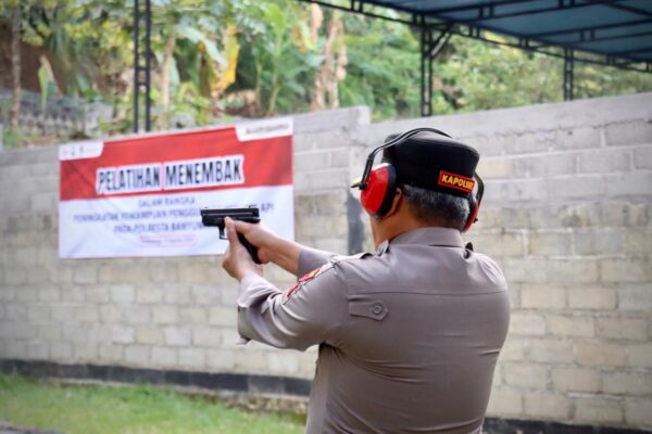 Personil Polresta Banyuwangi Lakukan Latihan Menembak Untuk Peningkatan Kemampuan