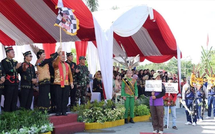 Pesona Ratusan Penari Topeng Warnai Karnaval Babukung Di Lamandau