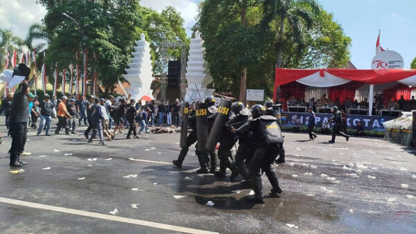 Polisi Berhadapan Dengan Massa Anarkis Dalam Simulasi Sispamkota Banyuwangi