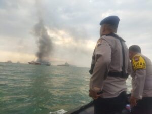 Petugas Gabungan Lakukan Evakuasi Terhadap 52 Kru KM Kirana yang Terbakar