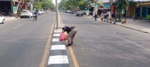 Petugas Kebersihan Polres Rembang Sigap Jaga Kebersihan Usai Sispamkota di KPUD Rembang