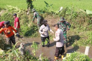 Polres Sukoharjo, Kodim, dan BPBD Bersama Masyarakat Lakukan Normalisasi Sungai Cabak