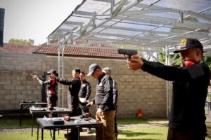 Latihan Menembak Digelar Polresta Banyuwangi Demi Peningkatan Kinerja Anggota