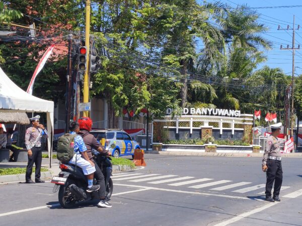 Polresta Banyuwangi Lakukan Rekayasa Arus Demi Kelancaran Demonstrasi Di Pelantikan