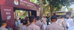 Polresta Banyuwangi Kawal Ketat Kantor KPU Selama Pendaftaran Paslon Pilkada