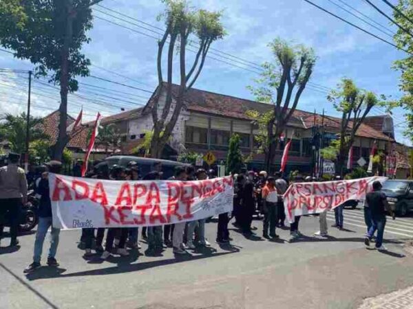 Polresta Banyuwangi Terjunkan Puluhan Personel Amankan Unjuk Rasa Di Kejaksaan