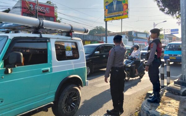 Polri Dan Polres Banjarnegara Atur Lalu Lintas Di Jam Padat