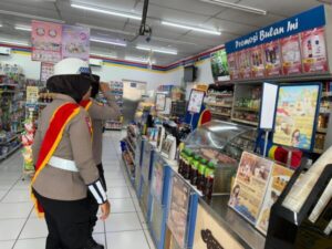 Ops Mantap Praja Candi, Polwan Edukasi Warga Pasar Jepara Tentang Pilkada Damai