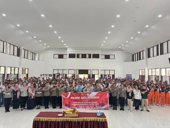 Polwan Polda Kalteng Berikan Edukasi Etika Berlalulintas kepada Pelajar SMKN 1 Palangka Raya