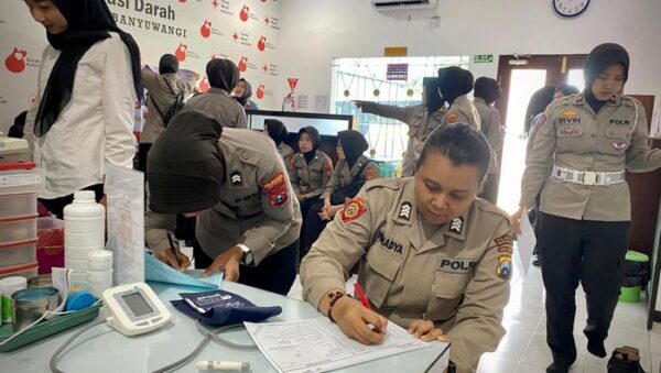 Polwan Polresta Banyuwangi Sumbangkan Darah, Bantu Tambah Stok Di Pmi