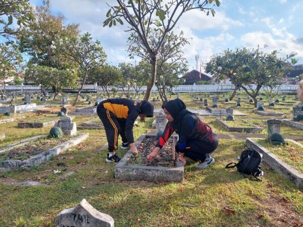 Polwan Polresta Banyuwangi Tunjukkan Kepedulian Dengan Kerja Bhakti Di Tmp