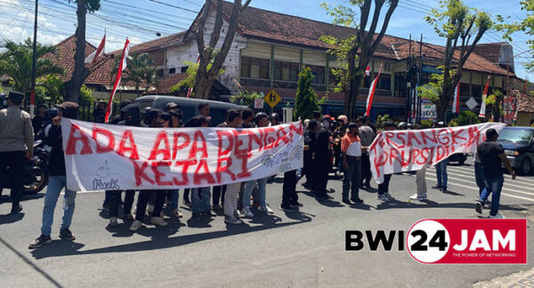 Puluhan Personel Polresta Banyuwangi Diterjunkan Amankan Demo Di Depan Kejaksaan